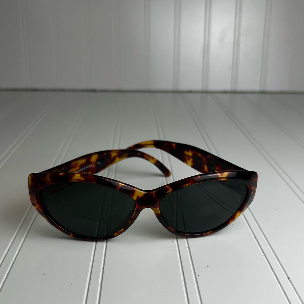 Gucci Women’s Leopard Tortoise Double G Wrap Sunglasses - Picture 3 of 15